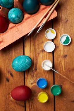 Yumurta boyamak. Tatil için yumurta boyamak için boya ve fırça. Paskalya için hazırlanılıyor.