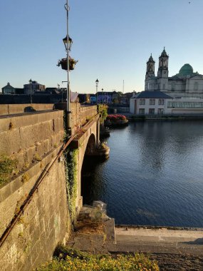 Dublin 'deki eski köprünün manzarası