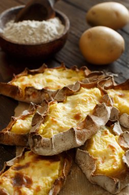Patates ile geleneksel Karelya pasties