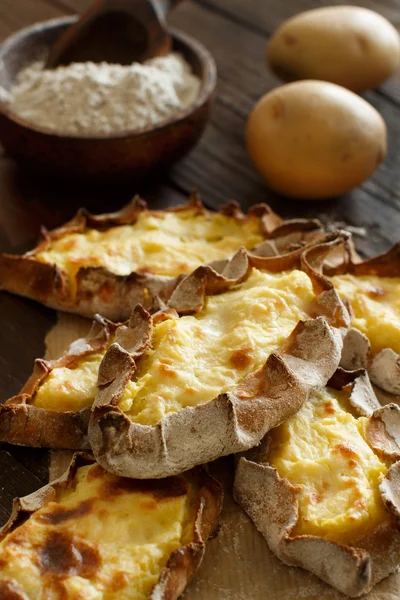 Traditionelle karelische Pasteten mit Kartoffeln — Stockfoto