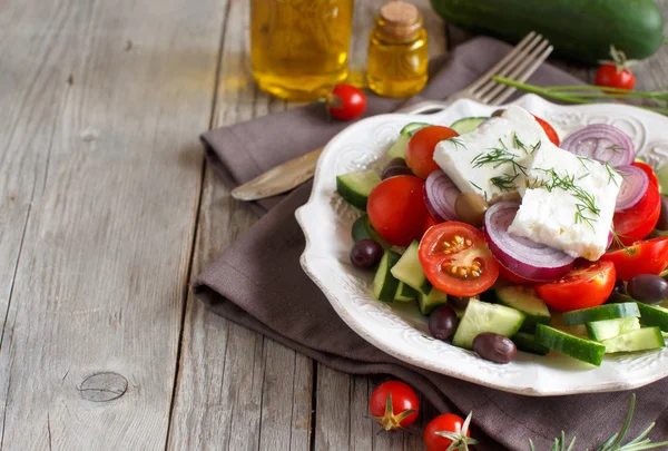 Ensalada griega en una mesa de madera —  Fotos de Stock