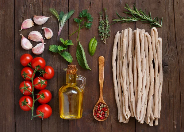 Whole wheat pasta, vegetables,  herbs and olive oil — Stock Photo, Image