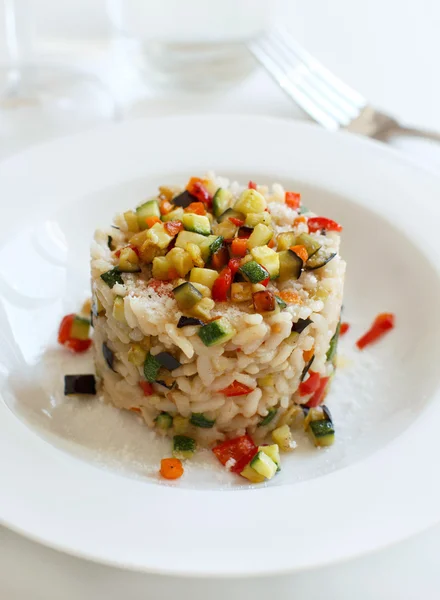 Risotto vegetal en plato blanco — Foto de Stock