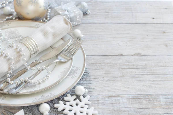 Ajuste de mesa de Navidad de plata y crema — Foto de Stock