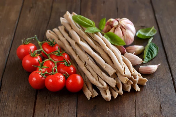 Massas, legumes e ervas integrais de trigo — Fotografia de Stock