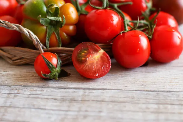 Tomater på ett träbord — Stockfoto