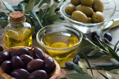 Zeytinyağı ve zeytin ahşap arka plan üzerinde