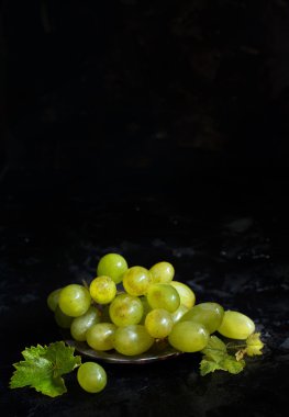 Karanlık bir arka plan üzerinde beyaz üzüm
