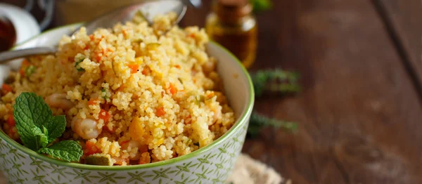 Couscous con gambas y verduras — Foto de Stock