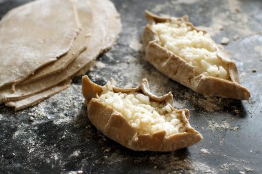 Pirinç ile geleneksel Karelya pasties