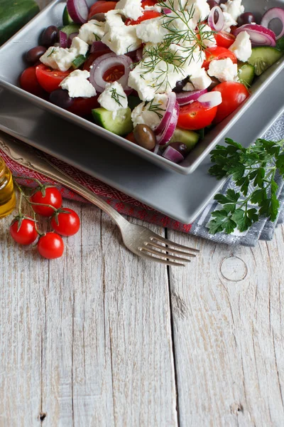 Griechischer Salat auf Holztabe — Stockfoto