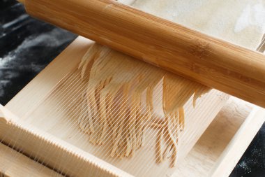Spagetti alla chitarra bir araç ile yapma