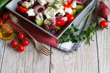 Tahta masada Yunan salatası