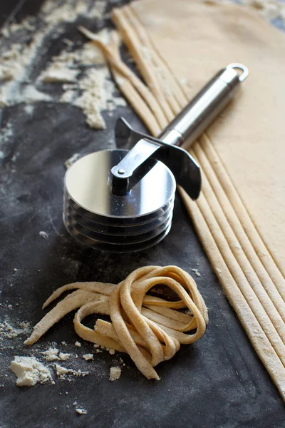 Hacer taglatelle con un cortador de pasta — Foto de Stock