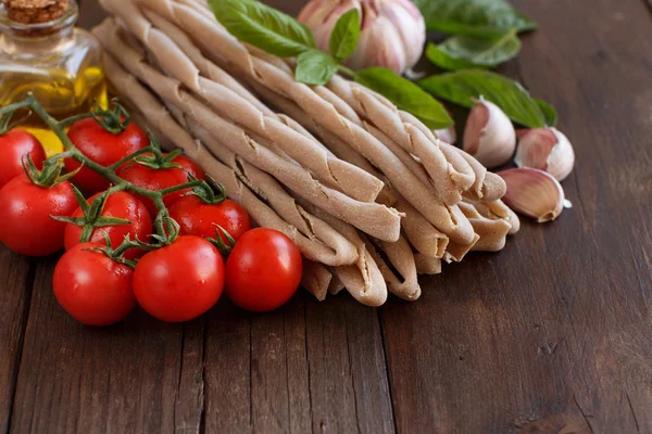 Whole wheat pasta, vegetables,  herbs and olive oil — Stock Photo, Image