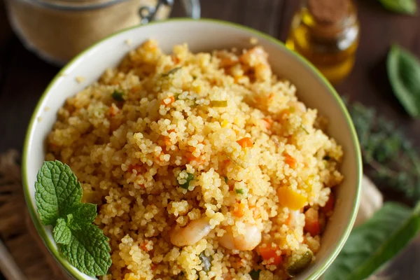 Couscous met garnalen en groenten — Stockfoto