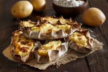 Patates ile geleneksel Karelya pasties