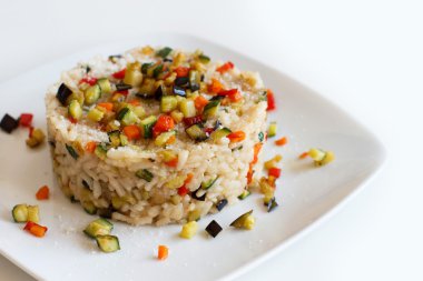 Beyaz tabakta sebze risotto
