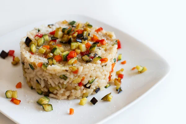 Beyaz tabakta sebze risotto — Stok fotoğraf