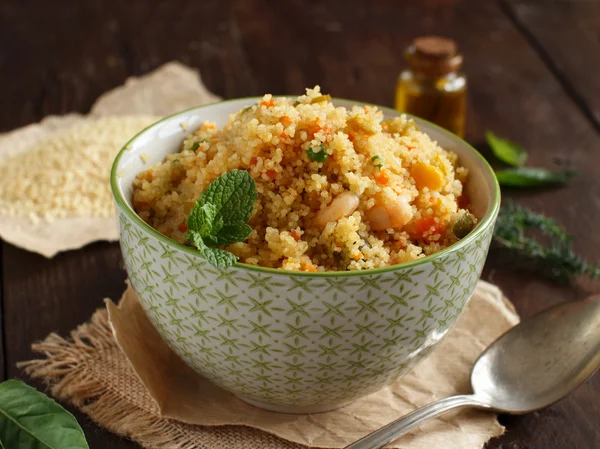 Couscous con gambas y verduras — Foto de Stock