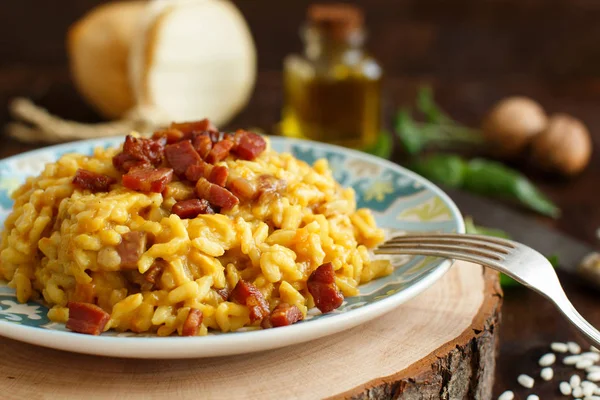 Risotto mit Kürbis und Speck — Stockfoto