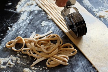 Taglatelle kesici inişli çıkışlı bir makarna ile yapma 