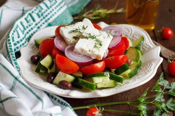 Греческий салат вблизи — стоковое фото