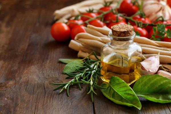 Pastas de trigo integral, verduras, hierbas y aceite de oliva — Foto de Stock