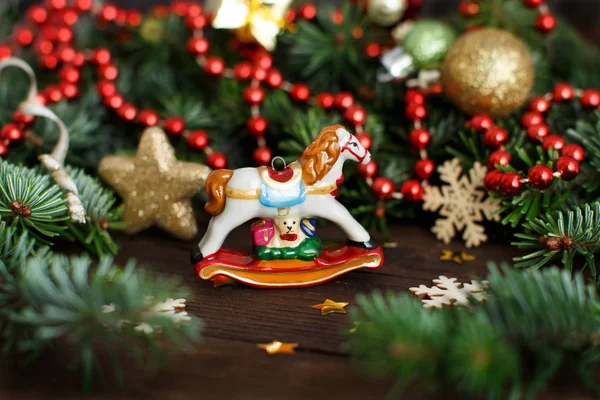Décorations festives avec cheval à bascule, boules et flocons de neige — Photo