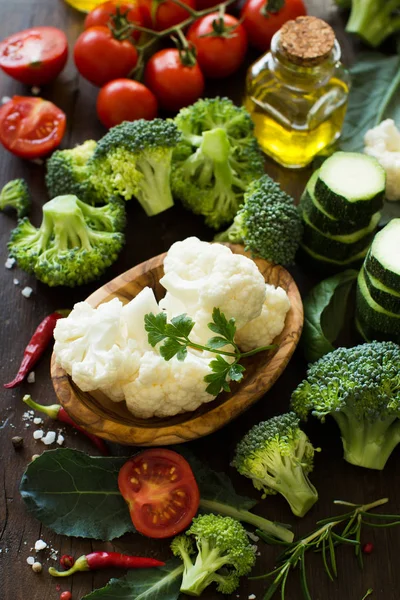 Brócolos e legumes verdes frescos — Fotografia de Stock