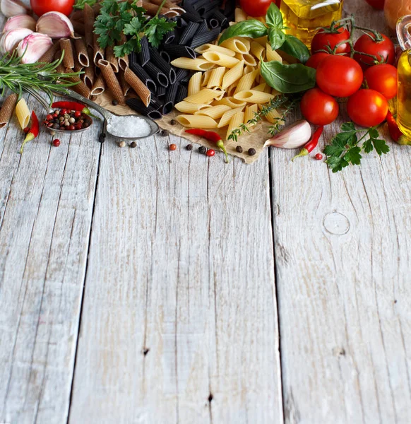 Penne pasta con verduras, hierbas y aceite de oliva — Foto de Stock