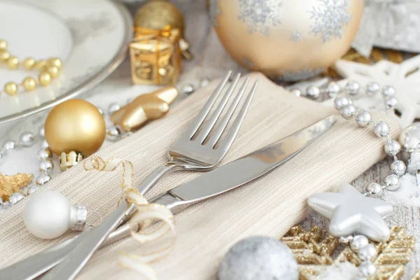 Ajuste de mesa de Navidad de plata y oro — Foto de Stock