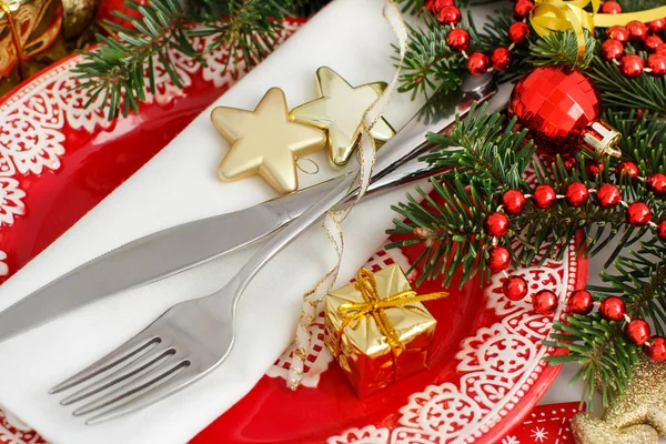 Festive table setting with red plate — Stock Photo, Image