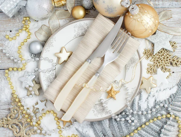 Ajuste de mesa de Navidad de plata y oro — Foto de Stock