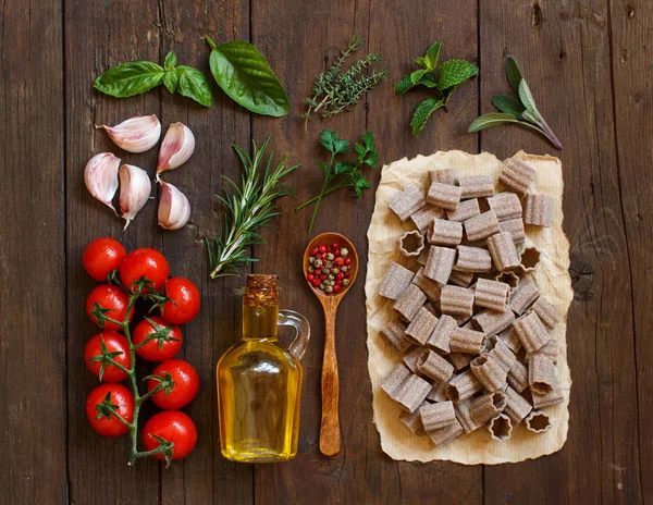 Pastas de trigo integral, verduras, hierbas y aceite de oliva — Foto de Stock