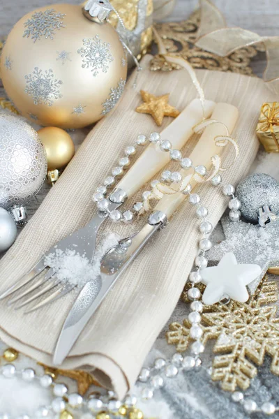 Ajuste de mesa de Navidad de plata y oro — Foto de Stock