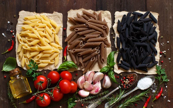 Penne tészta zöldségekből, gyógynövényekből és olívaolaj — Stock Fotó