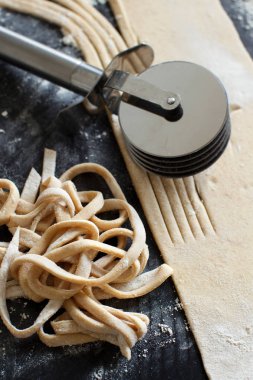 Taglatelle kesici inişli çıkışlı bir makarna ile yapma 