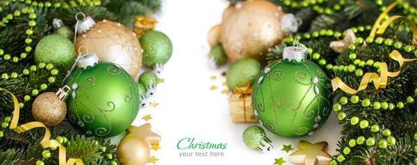 Ornamentos verdes e dourados de Natal fronteira — Fotografia de Stock