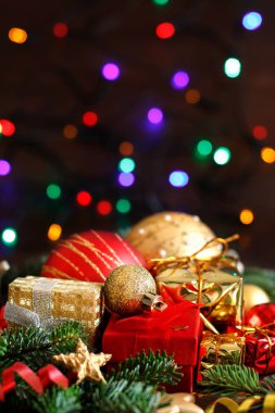 Noel ışıkları ile kompozisyon