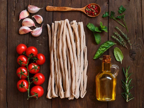 Pastas de trigo integral, verduras, hierbas y aceite de oliva — Foto de Stock