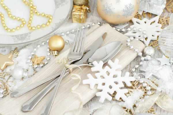 Srebrny i złoty Świąteczne nakrycie stołu — Zdjęcie stockowe