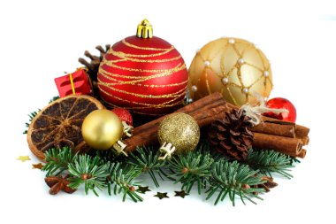 Baharatlar ve süs eşyaları ile Noel kompozisyon