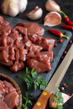 Baharat, ot ve sebze ile ham sığır eti karaciğer