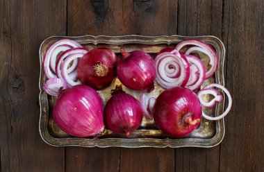 ahşap bir masa üzerinde kırmızı soğan