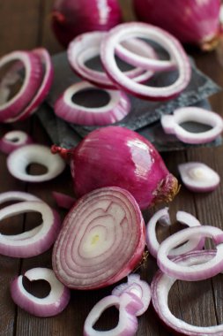 ahşap bir masa üzerinde kırmızı soğan