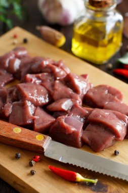 Baharat, ot ve sebze ile ham sığır eti karaciğer