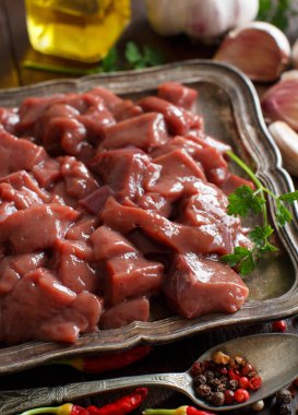 Baharat, ot ve sebze ile ham sığır eti karaciğer