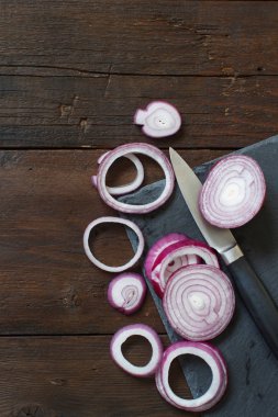 ahşap bir masa üzerinde kırmızı soğan