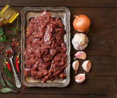 Baharat, ot ve sebze ile ham sığır eti karaciğer